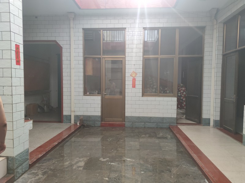 四千多一平名关主城区临街独院，12*15米，180平，浇筑框架结构，全地暖，民水（第 4 张）