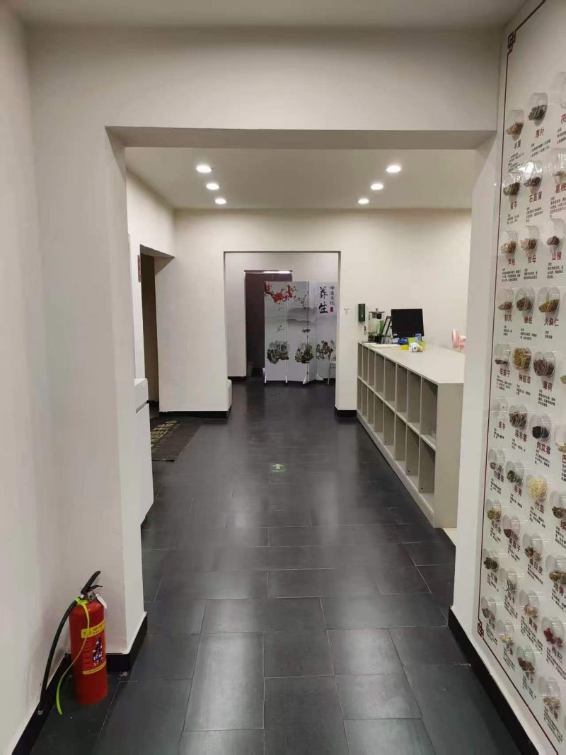 建材市场对面三楼，美容店 转让，接手即可盈利，有需要的电话联系。（第 3 张）