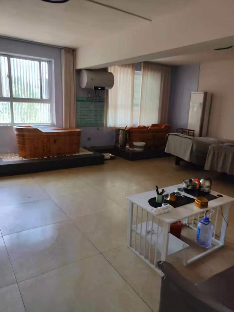建材市场对面三楼，美容店 转让，接手即可盈利，有需要的电话联系。（第 5 张）
