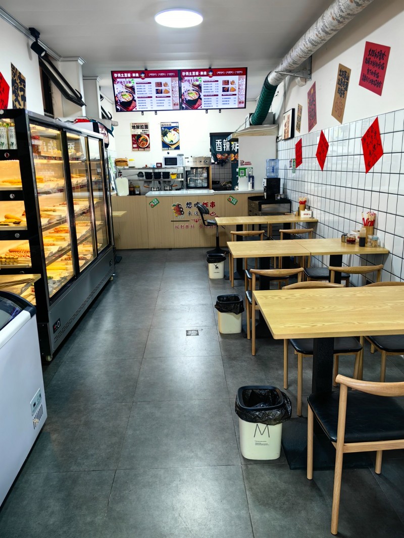 48平炸串店，有两个大冰柜，一个操作台冷藏柜，饮料展示柜，串串2.5米长直冷冰柜（第 1 张）