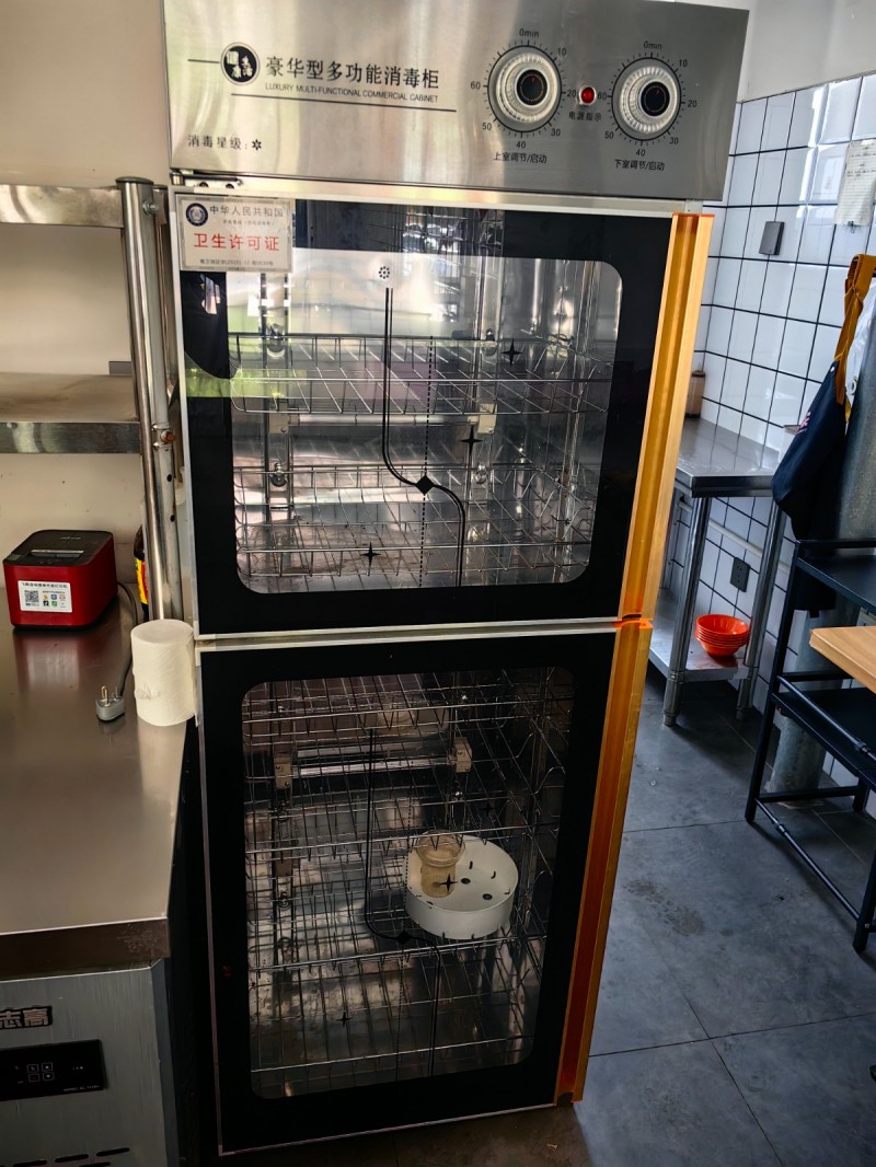 48平炸串店，有两个大冰柜，一个操作台冷藏柜，饮料展示柜，串串2.5米长直冷冰柜（第 3 张）