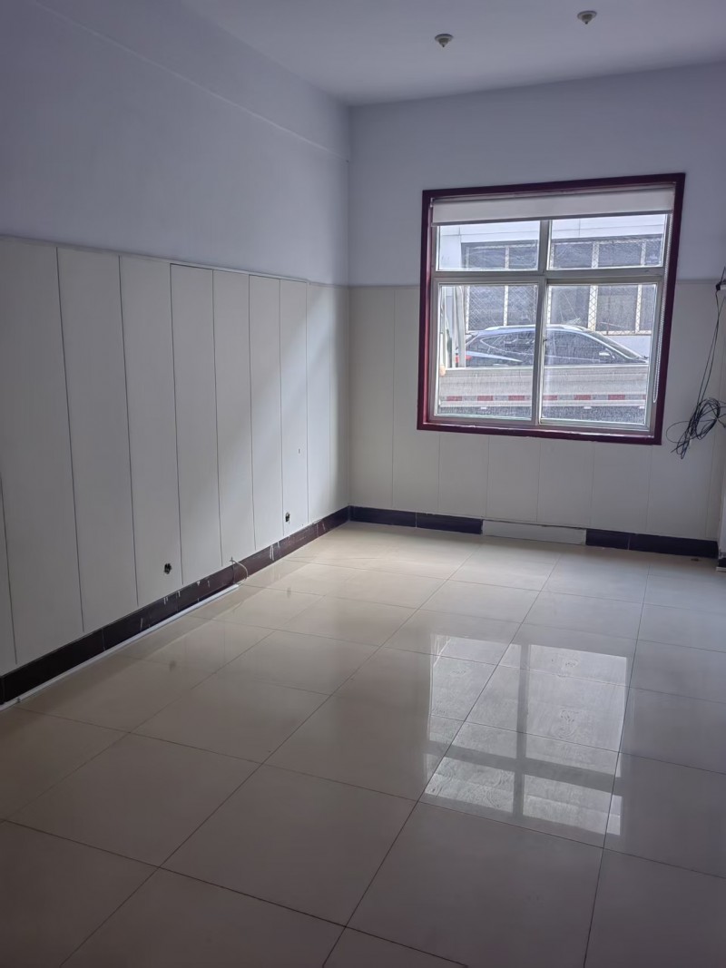 火炬街东段路南众腾汽车城内办公楼出租，可用作自住或办公，室内面积20－50㎡不等（第 2 张）
