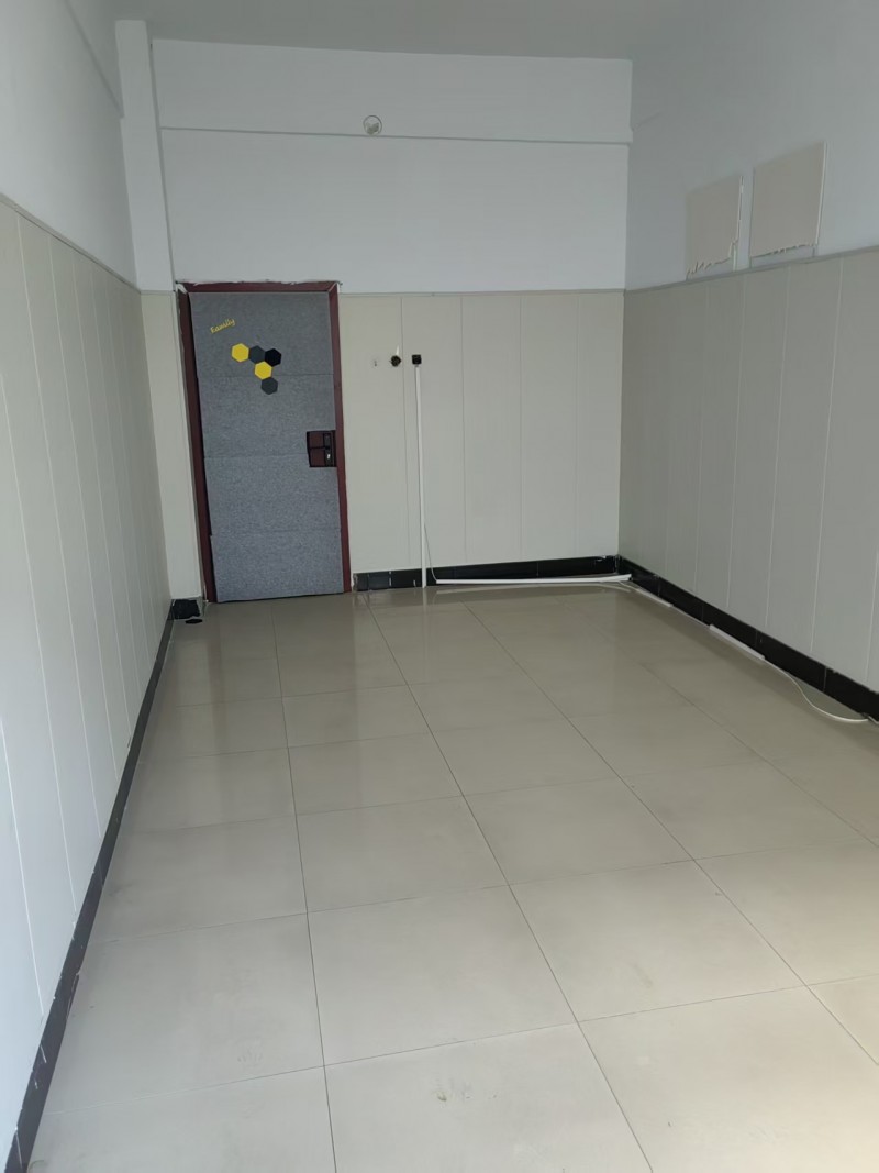 火炬街东段路南众腾汽车城内办公楼出租，可用作自住或办公，室内面积20－50㎡不等（第 3 张）