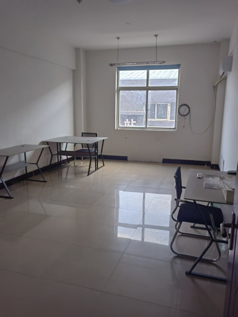 火炬街东段路南众腾汽车城内办公楼出租，可用作自住或办公，室内面积20－50㎡不等（第 4 张）