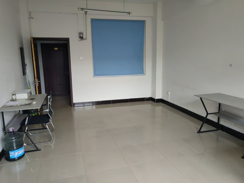火炬街东段路南众腾汽车城内办公楼出租，可用作自住或办公，室内面积20－50㎡不等（第 5 张）