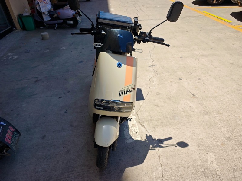 因搬家带不走，急出，爱玛旗下电摩，72V，动力足，前后大盘碟刹，一千瓦电机，续航（第 2 张）