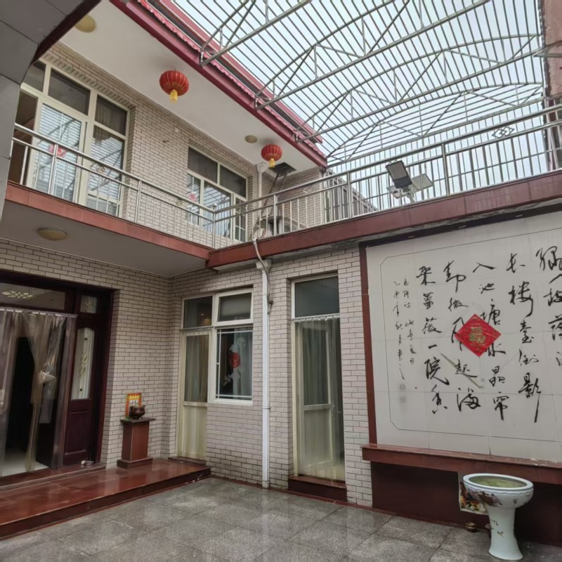 出售:位于富强路与建安街交叉口附近上下两层独院，建筑面积300平米，浇铸结构，带（第 1 张）