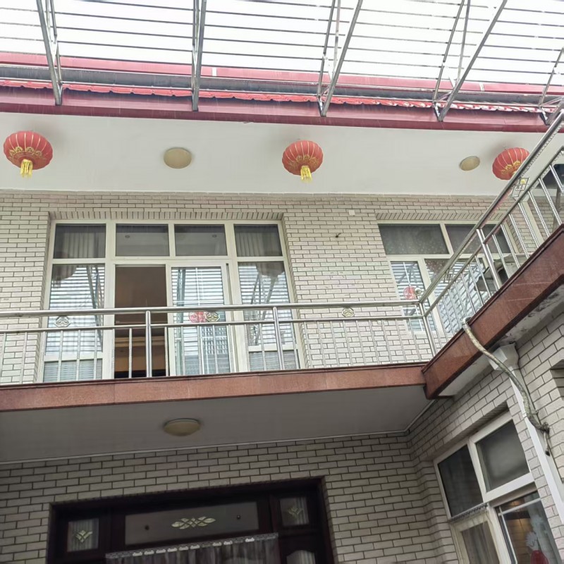出售:位于富强路与建安街交叉口附近上下两层独院，建筑面积300平米，浇铸结构，带（第 2 张）