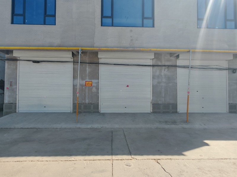 岳庄临街三连门大仓库可进大车，水电齐全有厕所，如果住宿需求可自行购买物品（第 6 张）