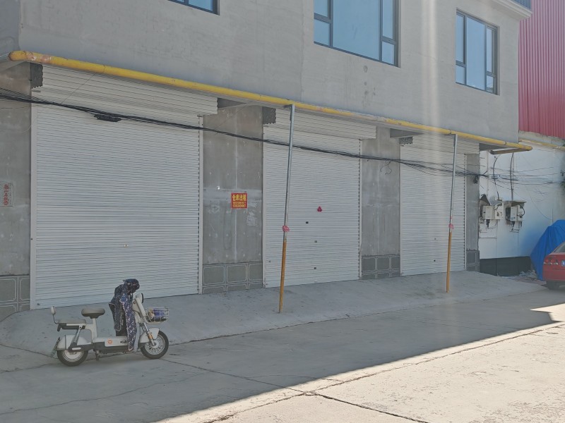 岳庄临街三连门大仓库可进大车，水电齐全有厕所，如果住宿需求可自行购买物品（第 7 张）