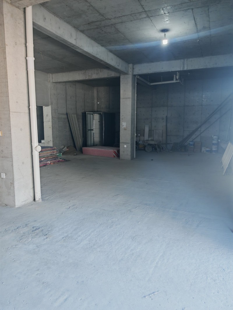岳庄临街三连门大仓库可进大车，水电齐全有厕所，如果住宿需求可自行购买物品（第 5 张）