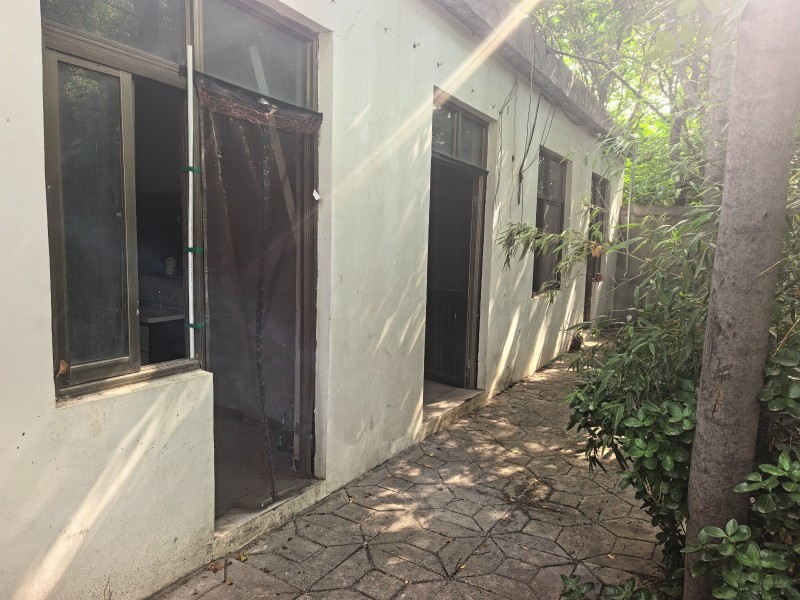 107国道七里店村南，露禅大桥南侧路东，土地面积9亩多带绿化(房屋9间，大棚2间（第 3 张）