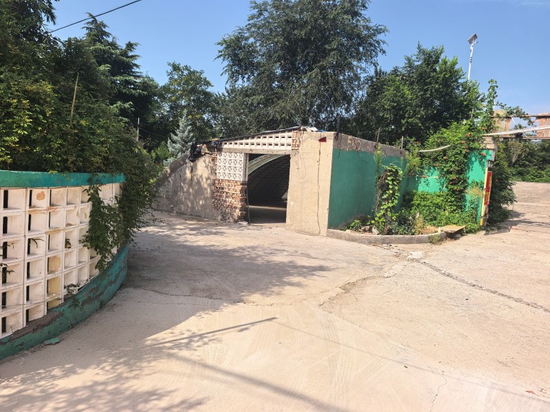 107国道七里店村南，露禅大桥南侧路东，土地面积9亩多带绿化(房屋9间，大棚2间（第 4 张）
