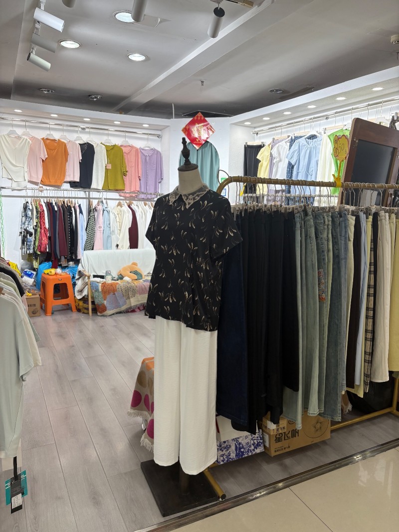 百货大楼4楼女装店精装修，位置好人流多，接手可干（第 2 张）