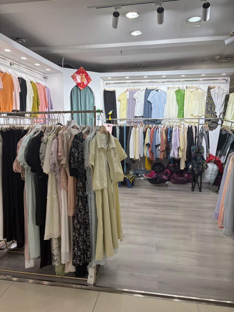 百货大楼4楼女装店精装修，位置好人流多，接手可干（第 1 张）