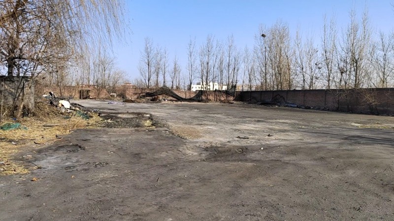 六亩地，大约四千多平，有几件宿舍和小仓库，围墙。土地是租赁本村村民，地属于永年北（第 3 张）