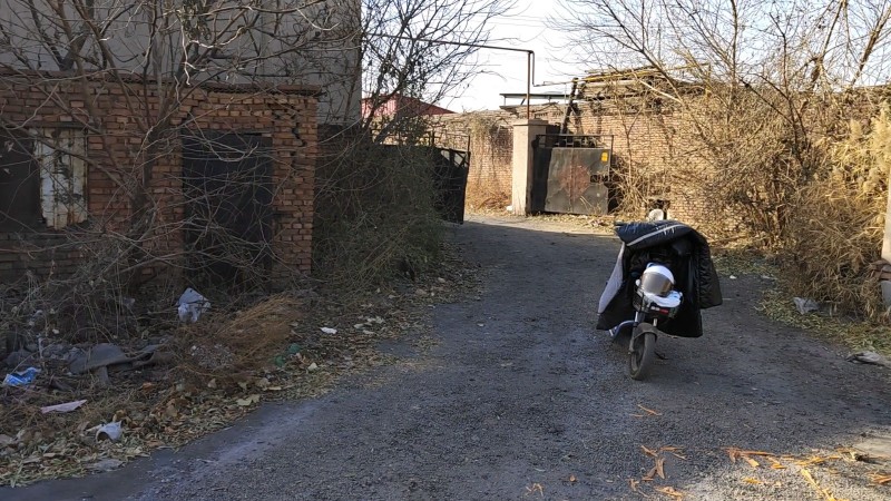 六亩地，大约四千多平，有几件宿舍和小仓库，围墙。土地是租赁本村村民，地属于永年北（第 5 张）