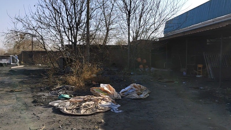 六亩地，大约四千多平，有几件宿舍和小仓库，围墙。土地是租赁本村村民，地属于永年北（第 1 张）