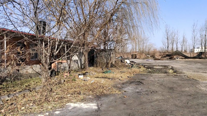 六亩地，大约四千多平，有几件宿舍和小仓库，围墙。土地是租赁本村村民，地属于永年北（第 4 张）