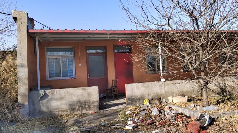 六亩地，大约四千多平，有几件宿舍和小仓库，围墙。土地是租赁本村村民，地属于永年北（第 6 张）