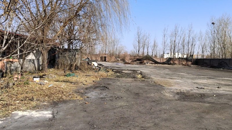 六亩地，大约四千多平，有几件宿舍和小仓库，围墙。土地是租赁本村村民，地属于永年北（第 7 张）
